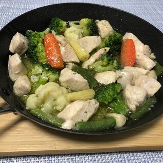 鳥胸肉と冷凍野菜でアヒージョ